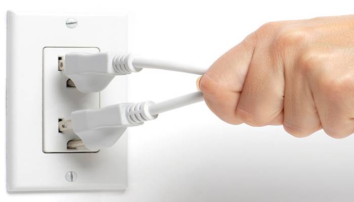 Phích cắm của tủ lạnh bị lỏng Phích cắm của tủ lạnh bị lỏng