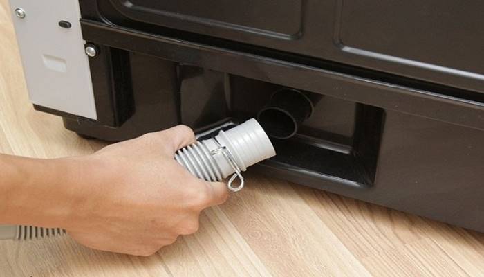Do ống xả nước máy giặt bị tắc nghẽn Do ống xả nước máy giặt bị tắc nghẽn