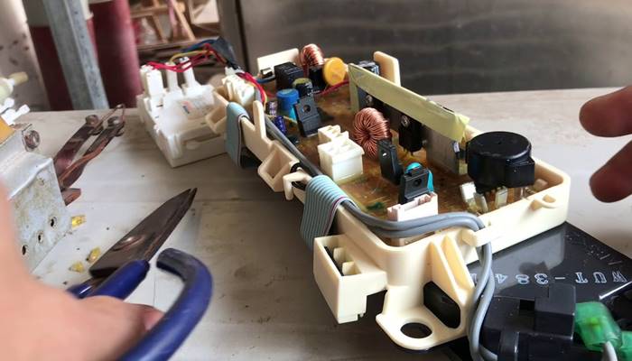 Kiểm tra dây điện cấp nguồn cho mô tơ xả Kiểm tra dây điện cấp nguồn cho mô tơ xả