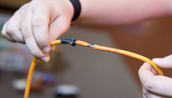 Phích cắm hoặc dây dẫn điện bị hỏng Phích cắm hoặc dây dẫn điện bị hỏng