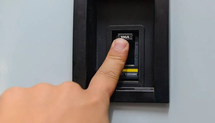 Ngắt nguồn điện máy lạnh Ngắt nguồn điện máy lạnh