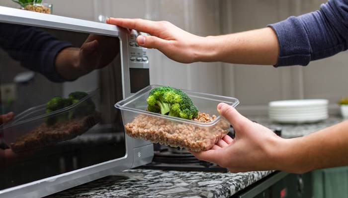 Chia thức ăn ra những hộp nhỏ Chia thức ăn ra những hộp nhỏ
