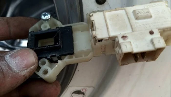 Nguyên nhân và cách khóa cửa Toshiba Nguyên nhân và cách khóa cửa Toshiba