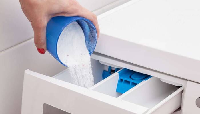 Sử dụng quá nhiều bột giặt so với lượng quần áo Sử dụng quá nhiều bột giặt so với lượng quần áo