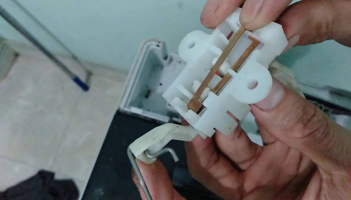 Công tắc cửa bị hỏng Công tắc cửa bị hỏng