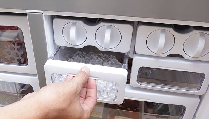 Để quá nhiều khay đá trên ngăn đông Để quá nhiều khay đá trên ngăn đông