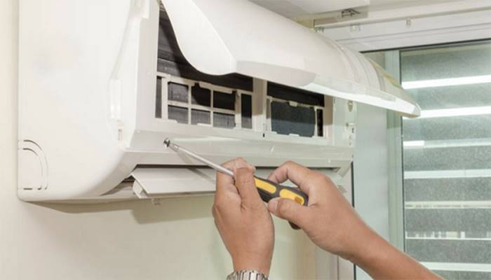 Do cửa đóng mở của điều hoà bị nứt Do cửa đóng mở của điều hoà bị nứt