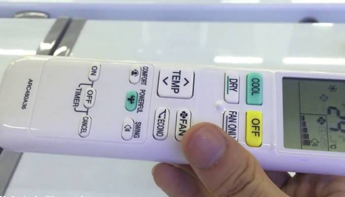 Cầm remote và hướng về dàn lạnh Cầm remote và hướng về dàn lạnh