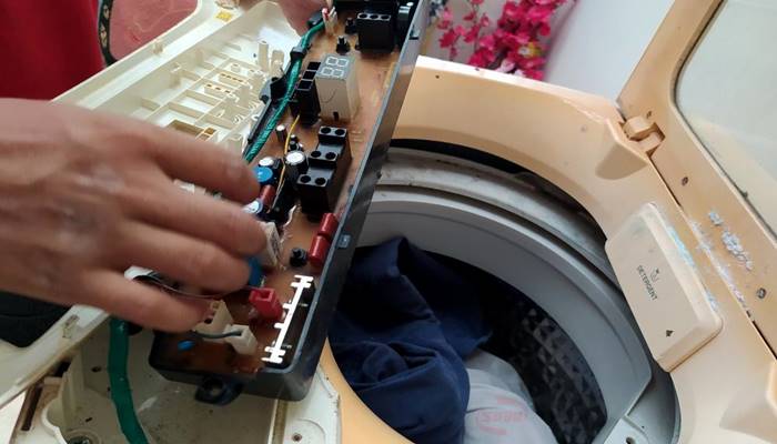 Bo mạch không có điện truyền xuống van cấp nước Bo mạch không có điện truyền xuống van cấp nước