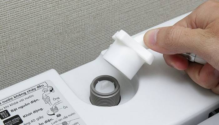 Lắp đặt sai tiêu chuẩn hoặc đặt ống quá cao so với bơm xả Lắp đặt sai tiêu chuẩn hoặc đặt ống quá cao so với bơm xả