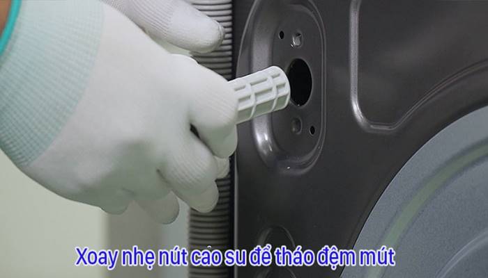 Xoay nhẹ nút cao su và tháo bu lông ra Xoay nhẹ nút cao su và tháo bu lông ra