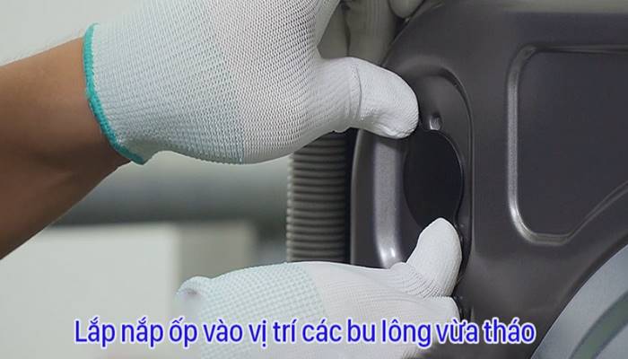 Bịt các lỗ trống trên lưng máy bằng bộ nắp ốp bu lông nhựa neo máy Bịt các lỗ trống trên lưng máy bằng bộ nắp ốp bu lông nhựa neo máy
