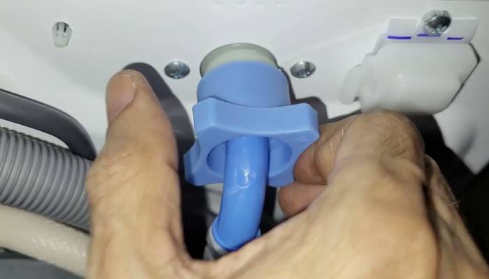 Lưới lọc của van cấp bị tắc nghẽn