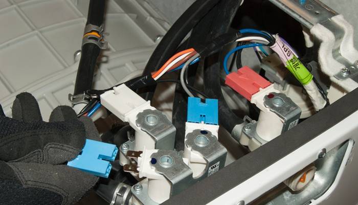 Van điều khiển nước bị hỏng Van điều khiển nước bị hỏng