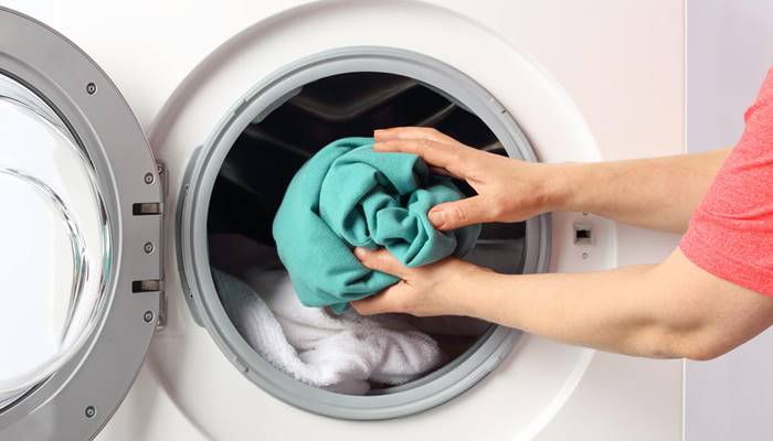 Quần áo trong lồng giặt dồn về một góc Quần áo trong lồng giặt dồn về một góc