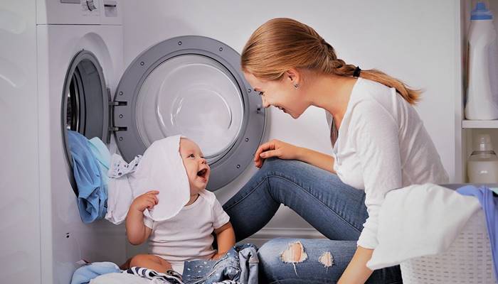 Dàn đều quần áo khi giặt, tránh để quần áo cuộn vào nhau Dàn đều quần áo khi giặt, tránh để quần áo cuộn vào nhau