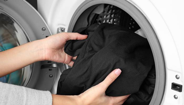 Giặt quần áo đen bằng nước lạnh Giặt quần áo đen bằng nước lạnh