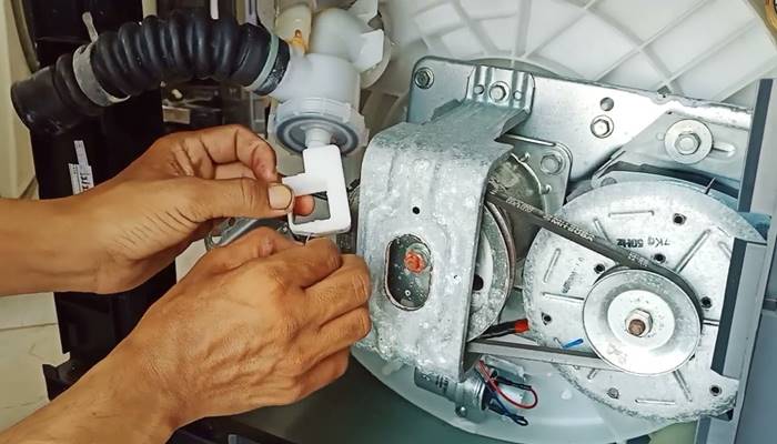 Bo mạch điều khiển van xả nước bị hỏng Bo mạch điều khiển van xả nước bị hỏng