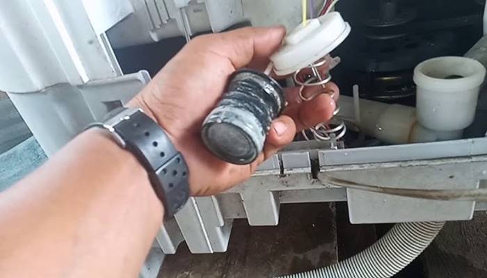 Hỏng bộ phận bơm xả, xả kéo Hỏng bộ phận bơm xả, xả kéo