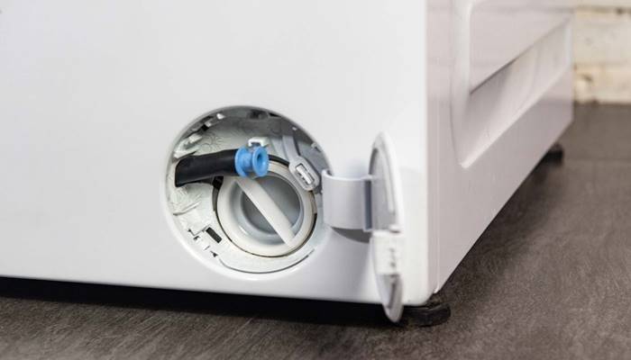 Tấm lọc của van xả bị bẩn Tấm lọc của van xả bị bẩn