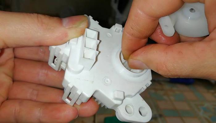 Van xả của máy bị hỏng Van xả của máy bị hỏng
