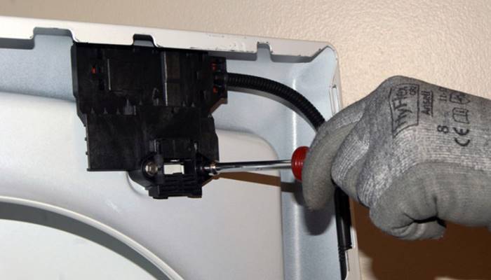 Do công tắc cửa máy hỏng Do công tắc cửa máy hỏng