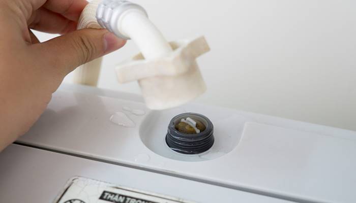 Do van cấp nước bị khóa hoặc hỏng Do van cấp nước bị khóa hoặc hỏng