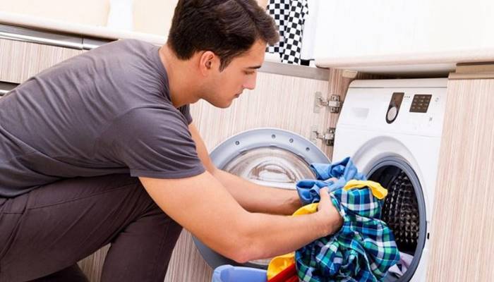 Cho quần áo vào giặt để kiểm tra máy Cho quần áo vào giặt để kiểm tra máy
