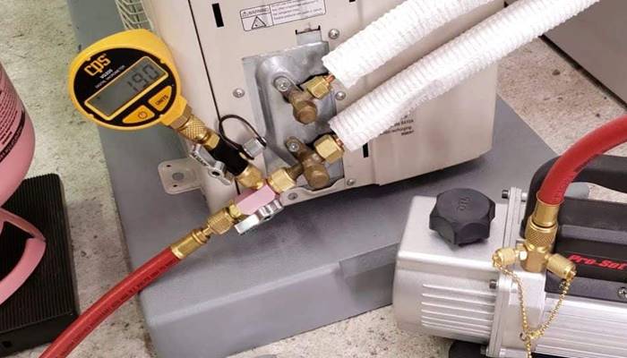Xả hết lượng gas cũ còn tồn đọng Xả hết lượng gas cũ còn tồn đọng