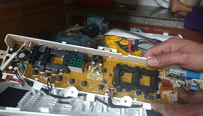 Tháo vỏ máy giặt để kiểm tra Tháo vỏ máy giặt để kiểm tra