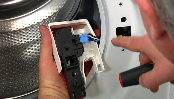 Do nắp máy giặt chưa đóng chặt Do nắp máy giặt chưa đóng chặt
