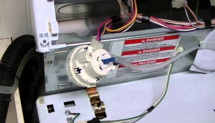 Đường tín hiệu từ phao áp suất về bo mạch bị hỏng Đường tín hiệu từ phao áp suất về bo mạch bị hỏng