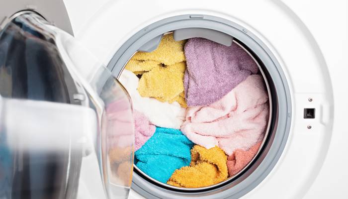 Chưa đóng kín cửa máy giặt Máy giặt bị kẹt quần áo Chưa đóng kín cửa máy giặtMáy giặt bị kẹt quần áo