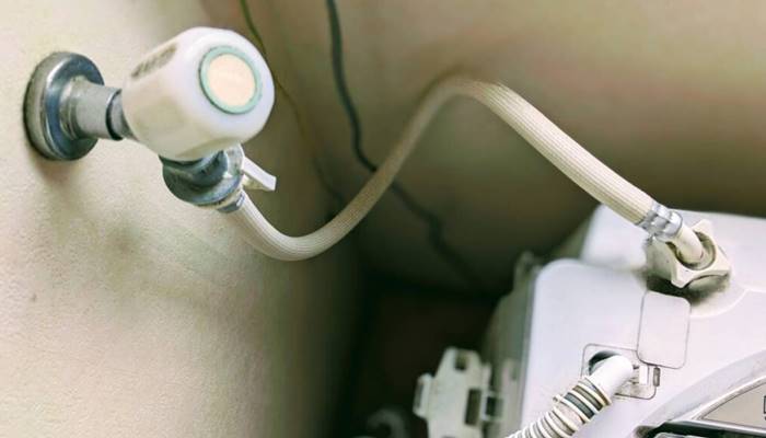 Vệ sinh tấm lưới lọc của van cấp nước Vệ sinh tấm lưới lọc của van cấp nước