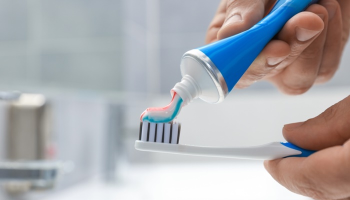 Loại bỏ lớp gỉ bằng kem đánh răng Loại bỏ lớp gỉ bằng kem đánh răng