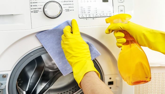 Lấy quần áo ra ngay khi giặt xong Lấy quần áo ra ngay khi giặt xong