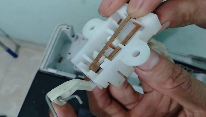 Cấu tạo của công tắc cửa máy giặt Cấu tạo của công tắc cửa máy giặt