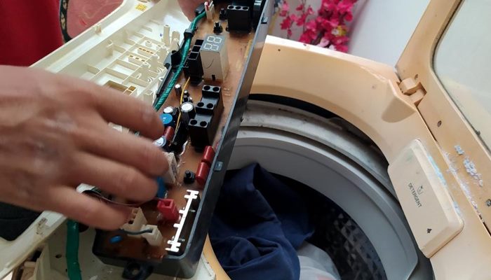 Bo mạch không có điện cấp xuống van cấp nước Bo mạch không có điện cấp xuống van cấp nước