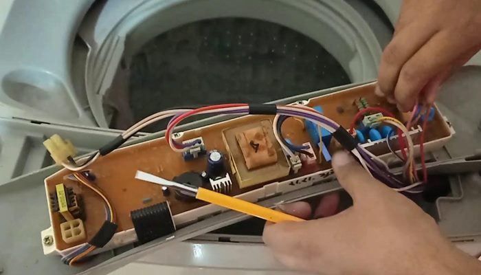 Kiểm tra cảm biến hoặc mạch điều khiển Kiểm tra cảm biến hoặc mạch điều khiển