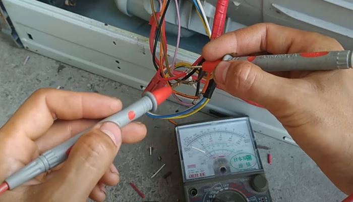 Giắc cắm dây điện bị ẩm Giắc cắm dây điện bị ẩm
