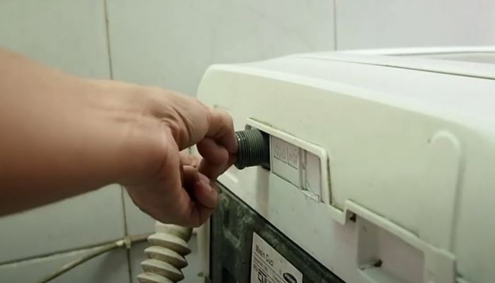 Đường ống cấp nước vào máy giặt bị xoắn Đường ống cấp nước vào máy giặt bị xoắn